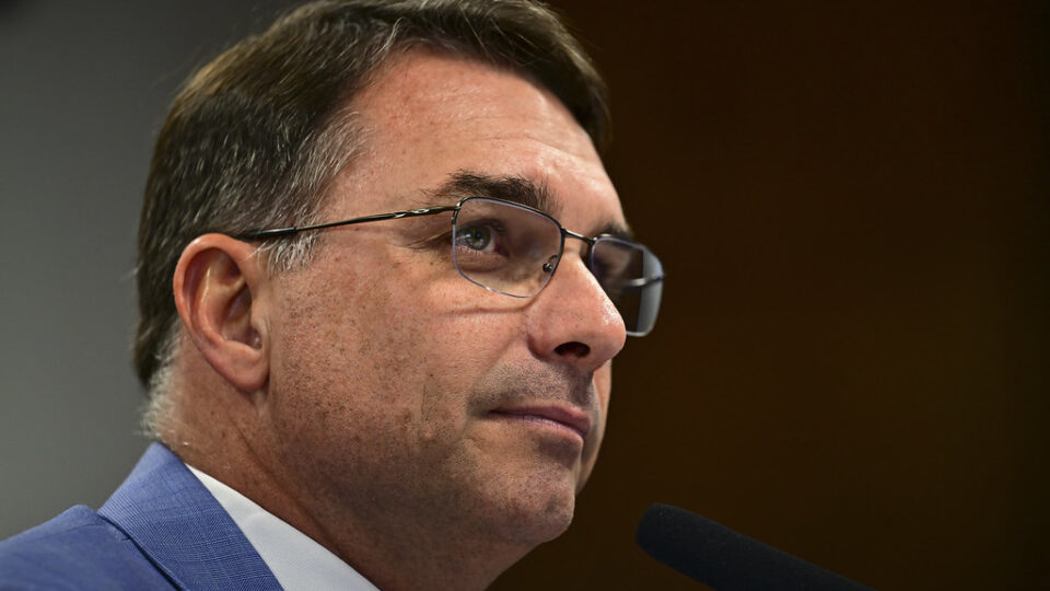 Flávio Bolsonaro atrai puxadores de votos da direita e do Centrão para a campanha