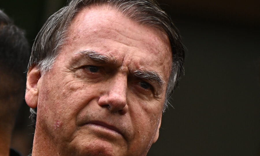 Bolsonaro tem melhora da pneumonia, mas segue internado sem previsão de alta